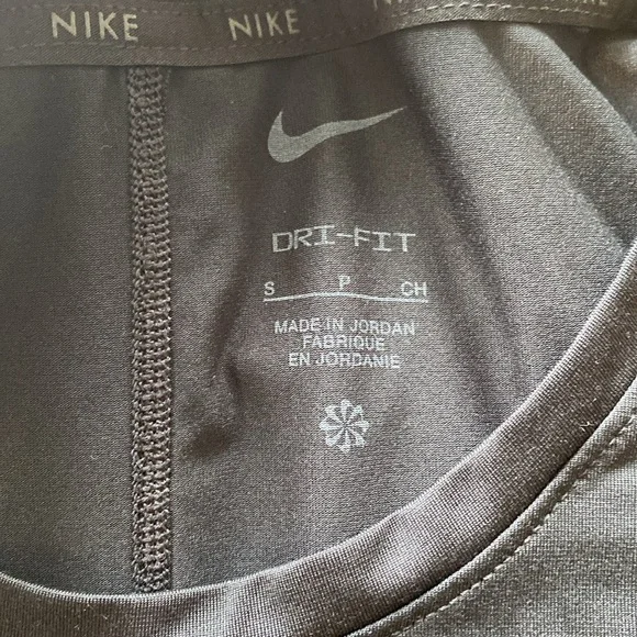 Black, long sleeve Nike dry fit size small adult - Picture 2 of 3